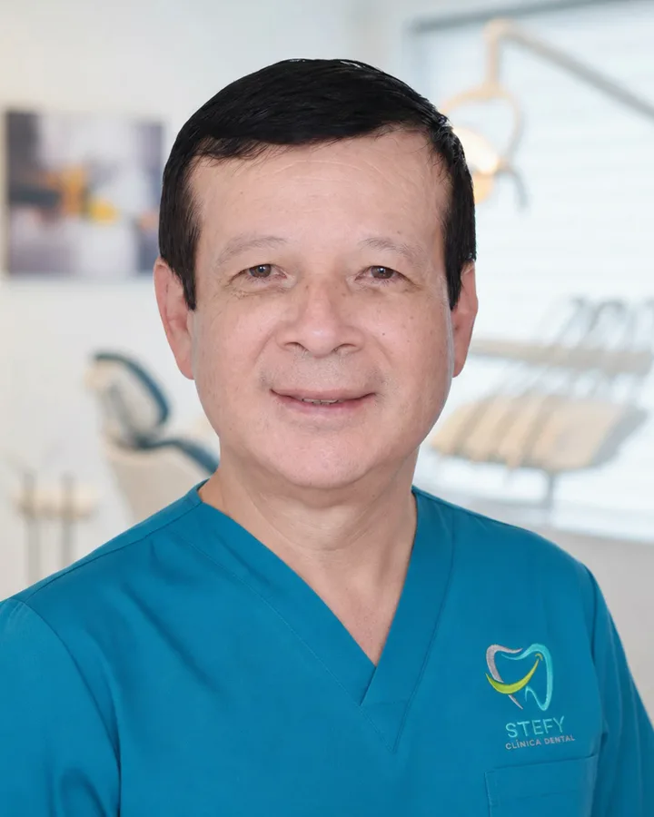 Retrato del Dr. Frank Alayza, odontólogo de Stefy Dental Perú en Piura